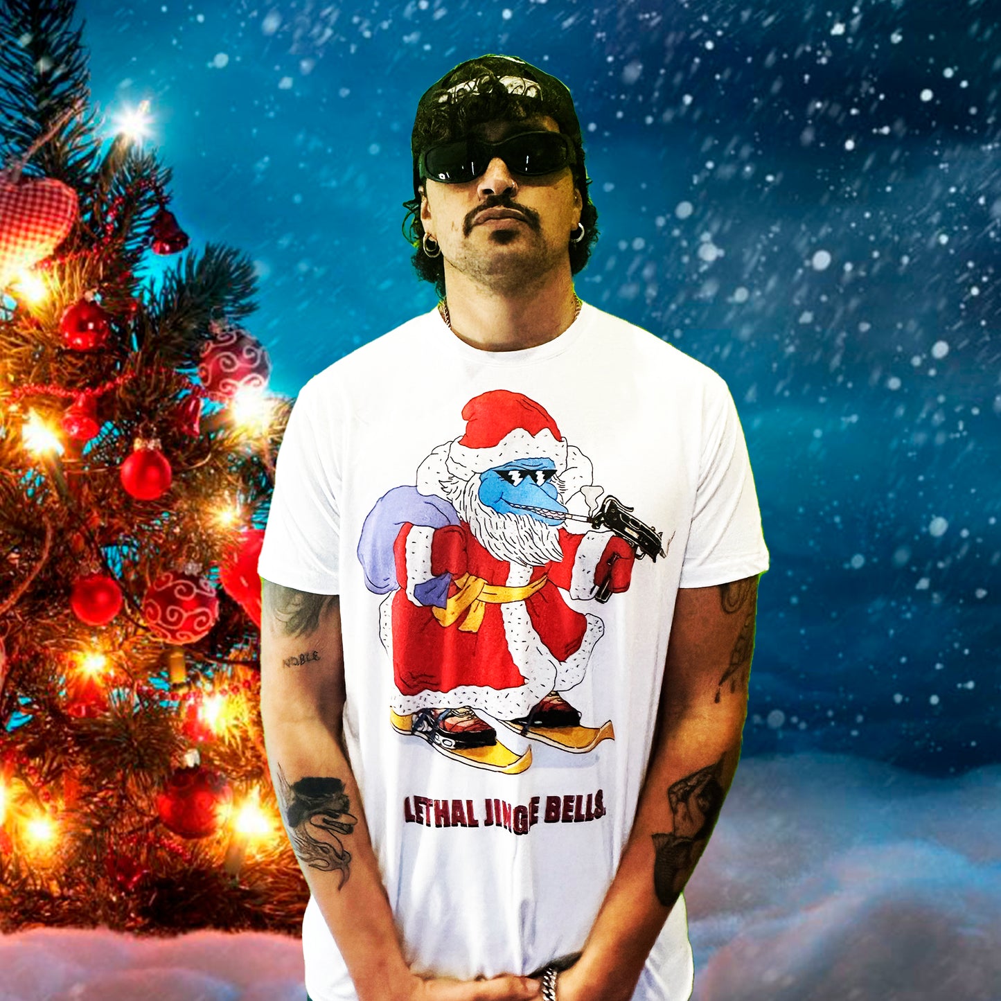Camiseta ´´Uzi Claus´´manga corta en blanca. Edición Limitada.